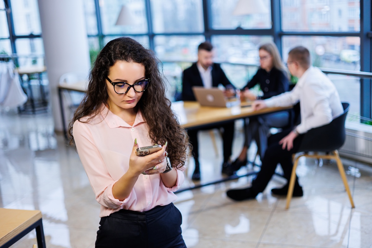 smart-happy-young-business-woman-in-stylish-cloth-2026-01-05-00-12-50-utc